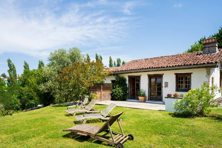 House with barbeque, patio & garden | Suitable for remote work in Bayonne