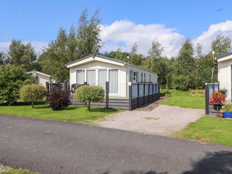 Family-oriented cottage with garden | Pets allowed in Carnforth