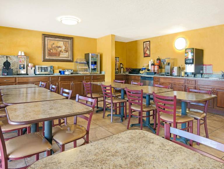 Days Inn by Wyndham East Albuquerque — photo 3