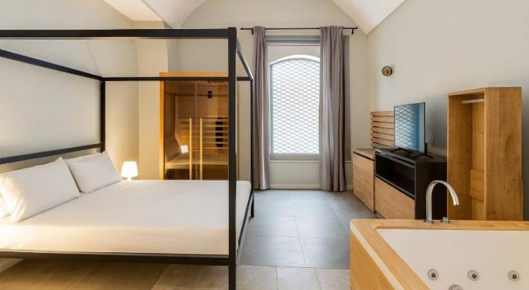 Holiday apartment with sauna, garden & hot tub | Near Catania Cathedral | Pet-friendly — photo 2
