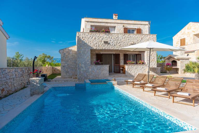 Villa with terrace, private pool & yard — photo 3