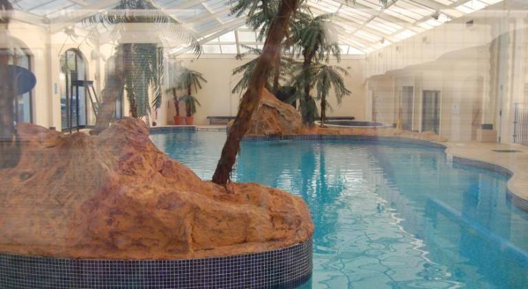 House with pool — photo 2