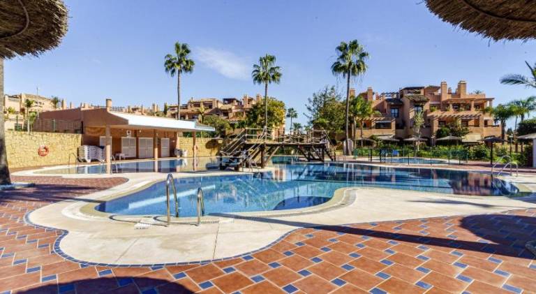 Apartment with pool — photo 3