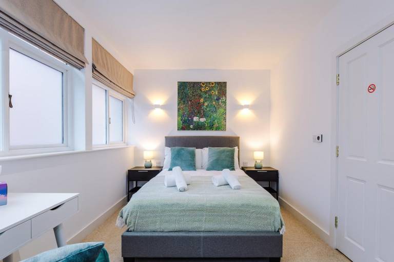 Vacation home with yard | Near Manchester Town Hall | Suitable for remote work in Manchester