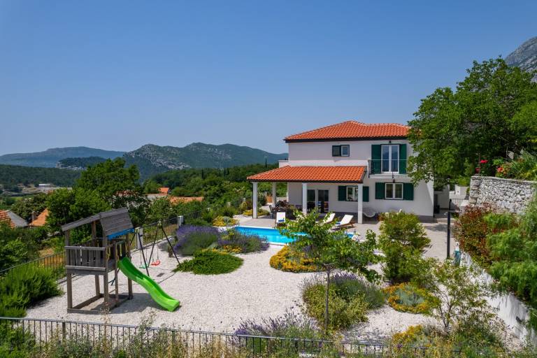 Children-friendly wonderful villa with yard, patio & private pool | Mountain view | Dogs allowed — photo 5