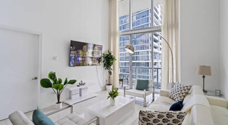 Holiday apartment with hot tub & pool | Near Bayfront Park in Miami, FL
