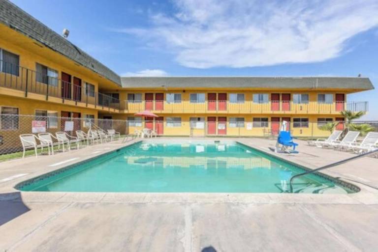 Economy Inn Buttonwillow Bakersfield I-5 — photo 5