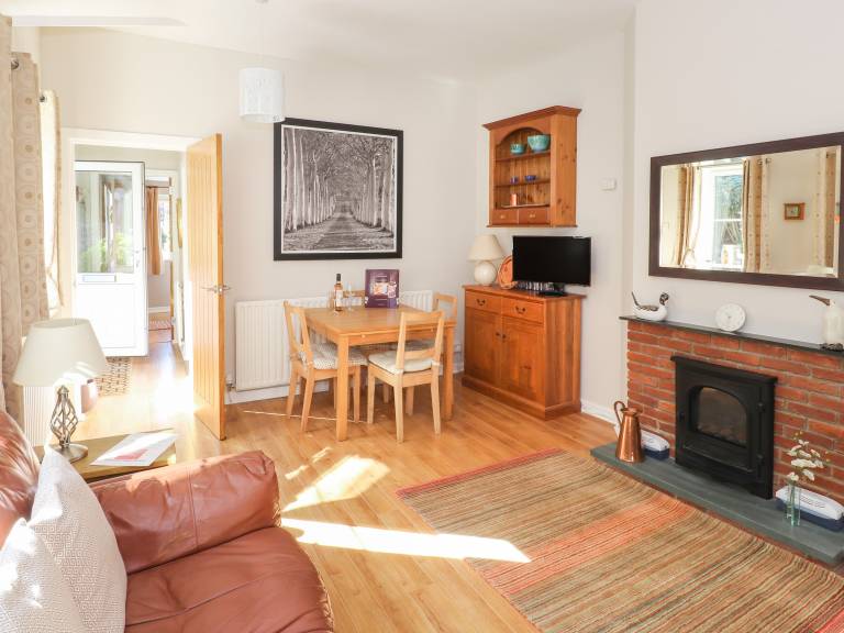 Cottage with garden — photo 2