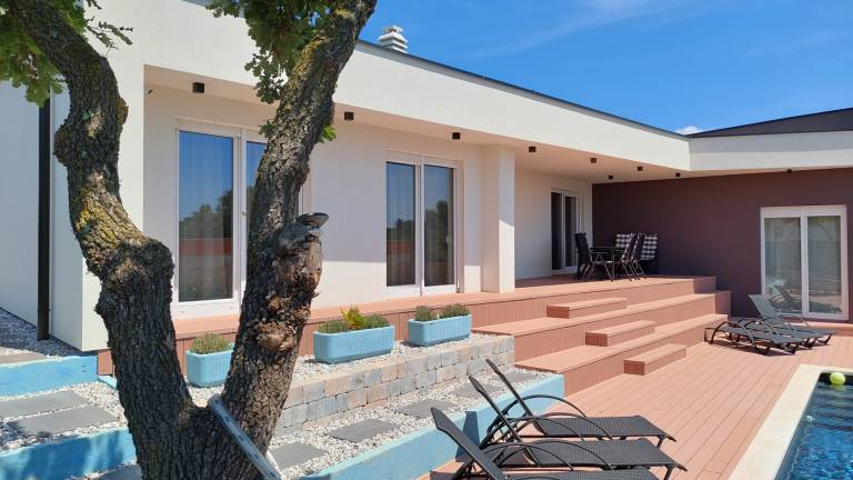 Villa with sauna, yard & private pool | Pool view — photo 5