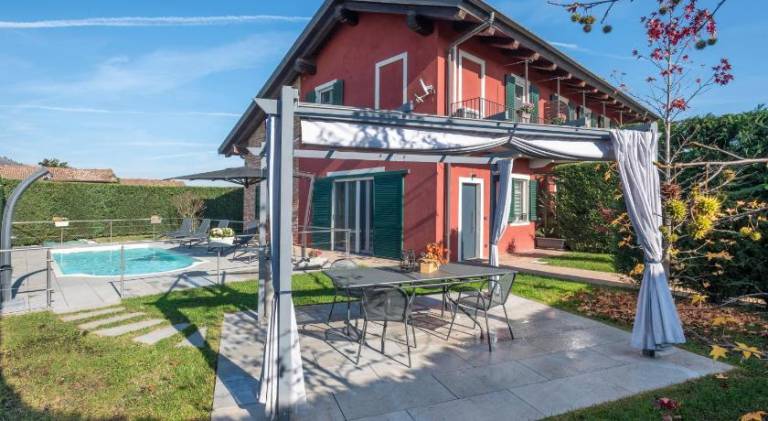 Villa with pool — photo 4
