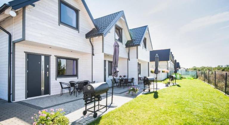 Vacation home with barbecue, yard & patio — photo 4
