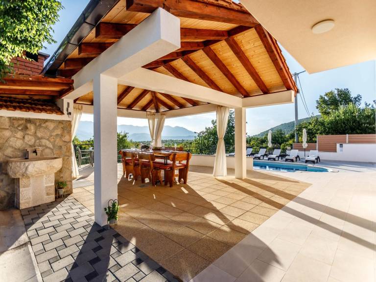 Villa with pool, jacuzzi & patio | Perfect for remote work — photo 5
