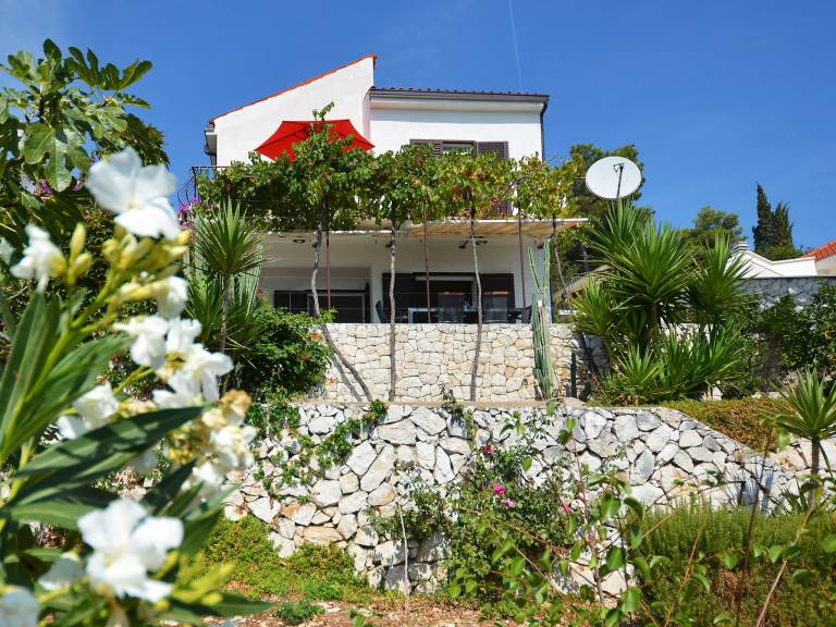 Fully equipped nice house with BBQ, patio & yard | Sea view | Pet-friendly — photo 2
