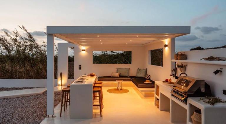 Villa with yard, patio & private pool — photo 4
