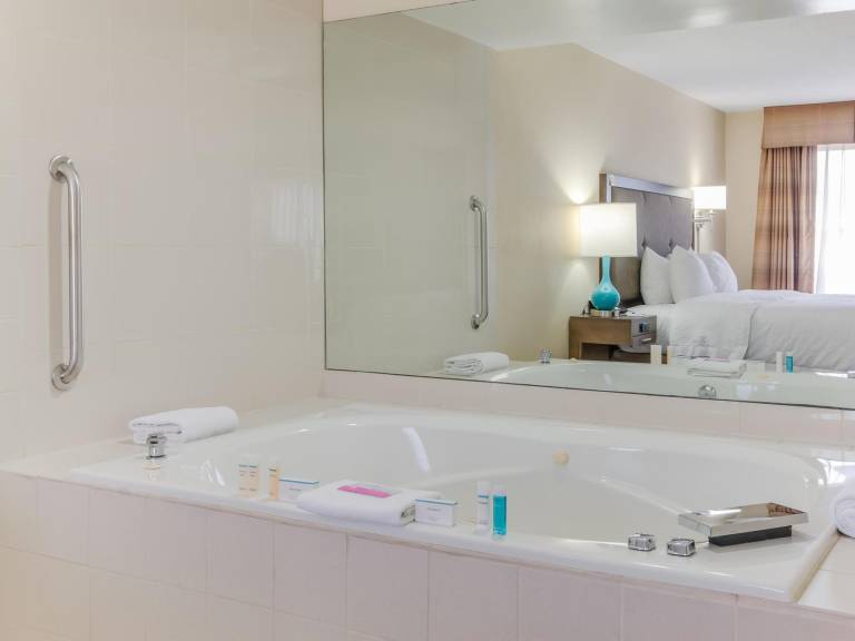 Hampton Inn Dickson — photo 3