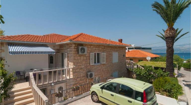 Apartment with 2 rooms for 5 persons in Supetar