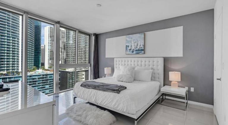 Spacious rental apartment with pool | Near Bayfront Park | Pets are welcome — photo 2
