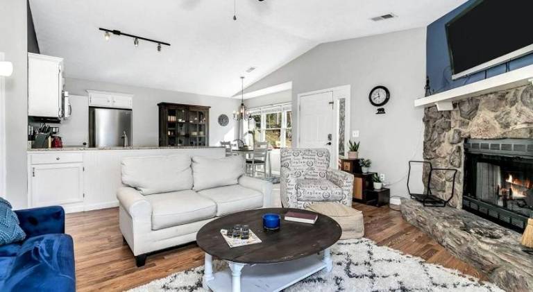 House with jacuzzi — photo 4