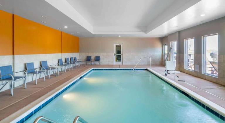 La Quinta Inn & Suites by Wyndham Louisville NE/Old Henry Rd — photo 4
