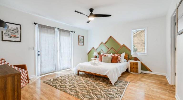 6BR Luxe Cabin Sleeps 16 Hot Tub & Pool Table — photo 2