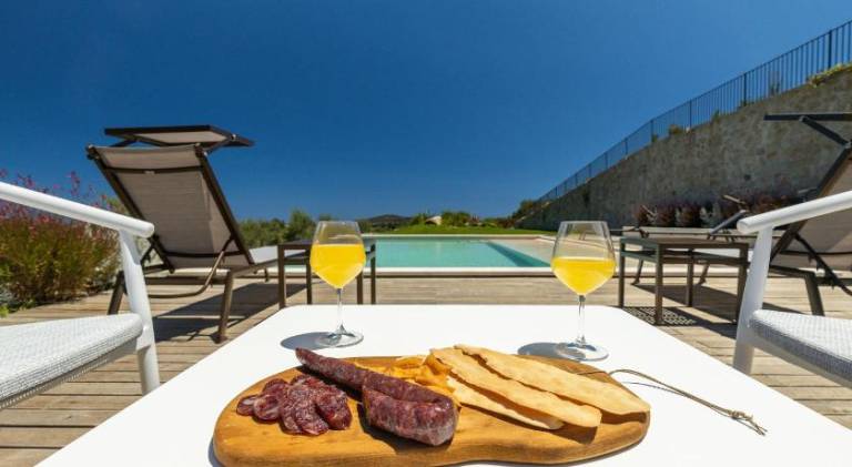 Serviced apartment with pool, patio & yard | Pet-friendly in Tortoli