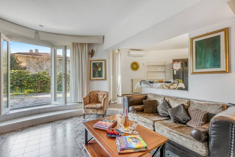 Fully equipped apartment with yard, barbecue & hot tub | Close to the beach | Pets allowed in Gardone Riviera