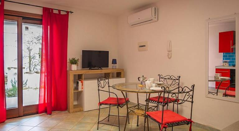 Wonderful serviced apartment with patio & yard | Beach nearby | Pets allowed — photo 4