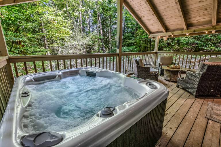 Light'n Bug Bungalow: Pet Friendly, FREE Attraction Tickets, Hot Tub, & Firepit — photo 4