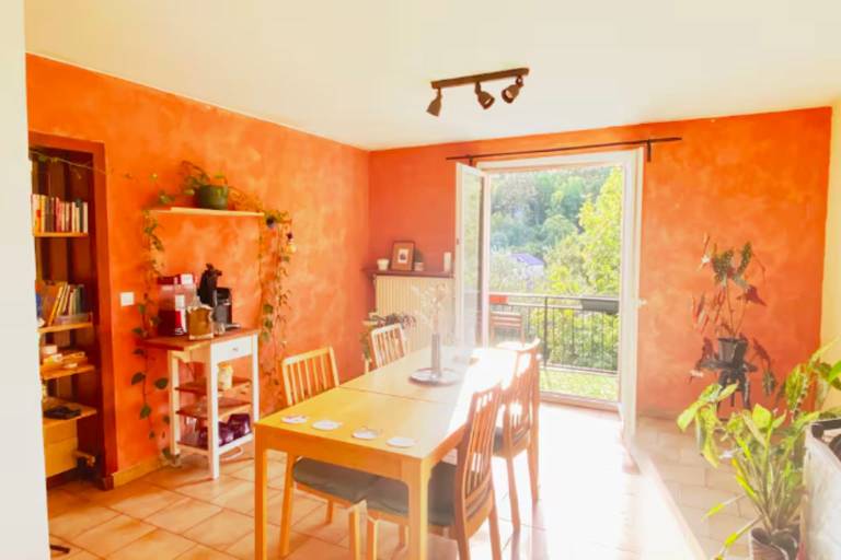 Large accomodation near Paris next to Metro