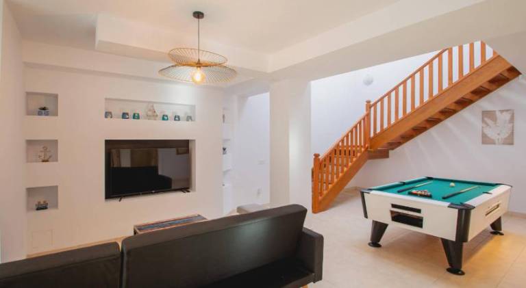 Villa with hot tub & pool — photo 5