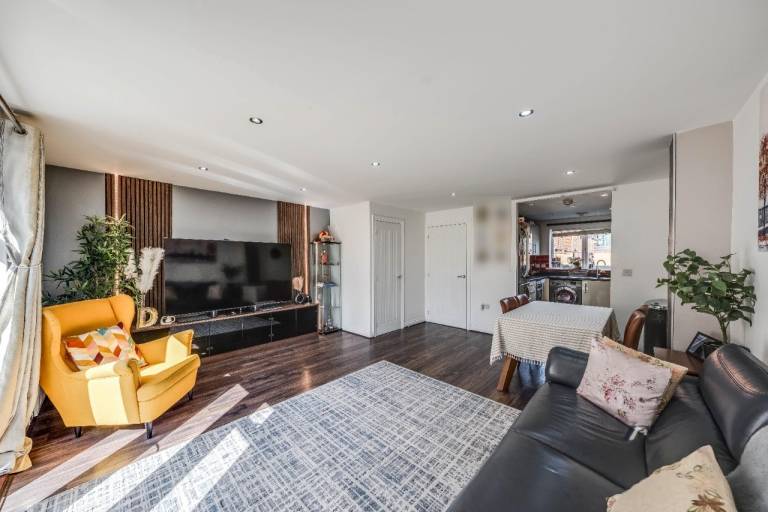London Suburb Home with great connections