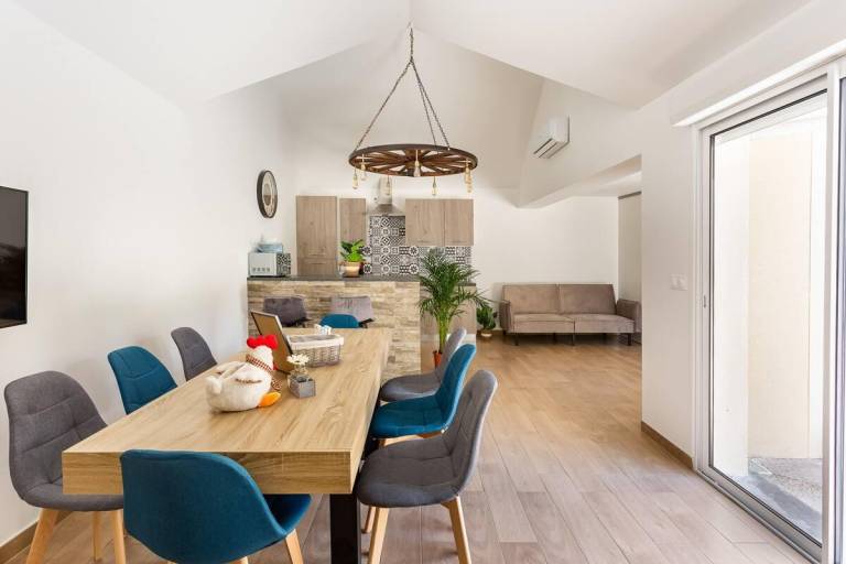 Family-friendly vacation home with jacuzzi, pool & yard | Perfect for remote work | Pet-friendly — photo 4