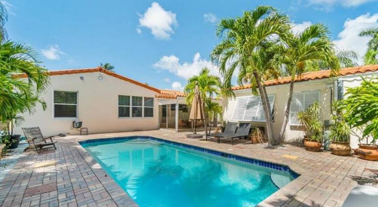 House with pool — photo 3