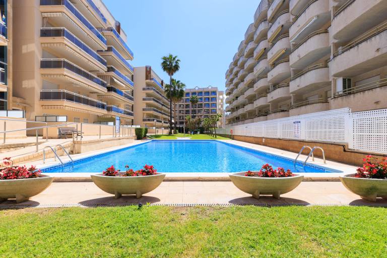 Apartment with pool, yard & patio in Cambrils