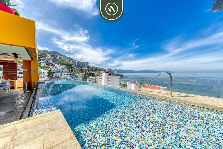 Amazing 1 BR Condo Rooftop Pool Bay View