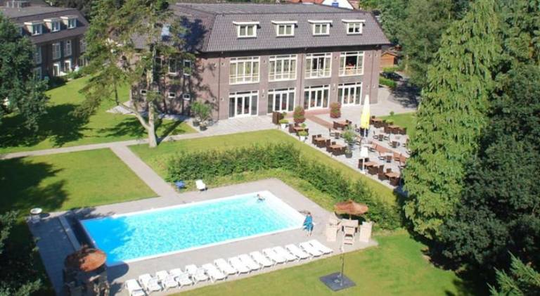 Vacation home with pool — photo 3