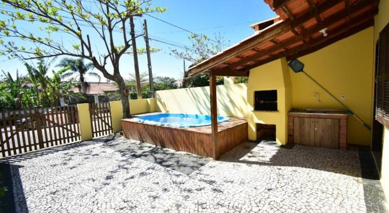 House with pool — photo 3