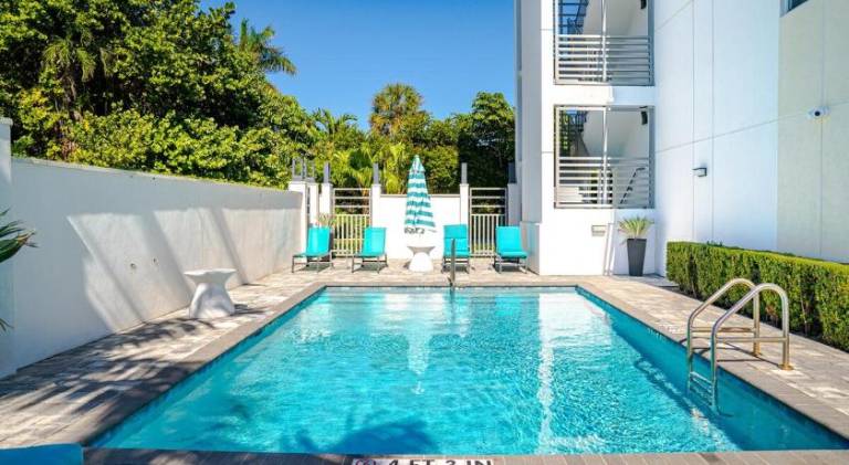 Apartment with pool — photo 3