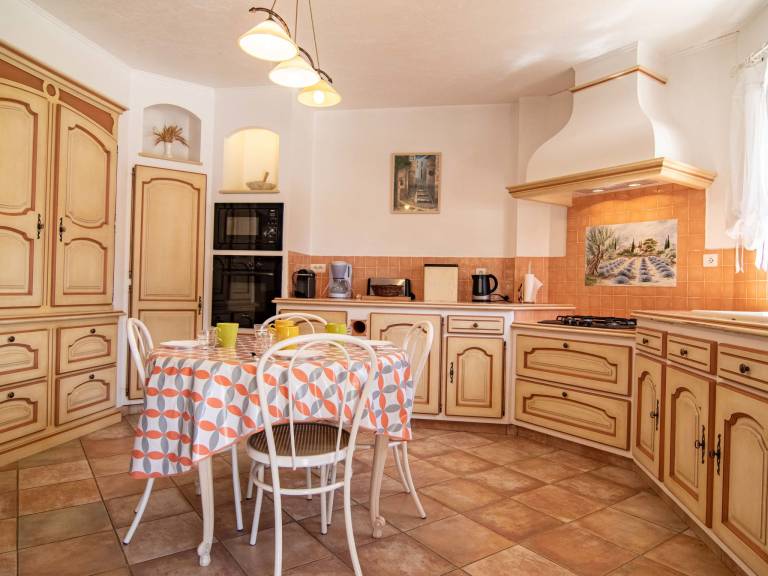 Vacation home with BBQ, yard & terrace — photo 4