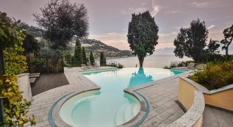 Rental apartment with pool, sauna & yard in Menton
