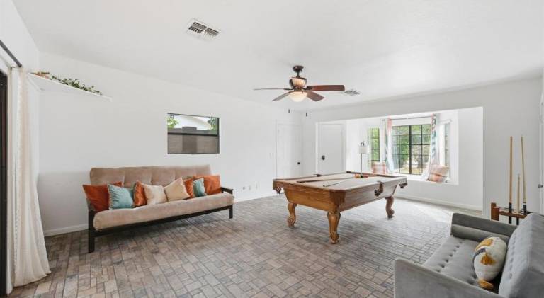 House with pool — photo 5