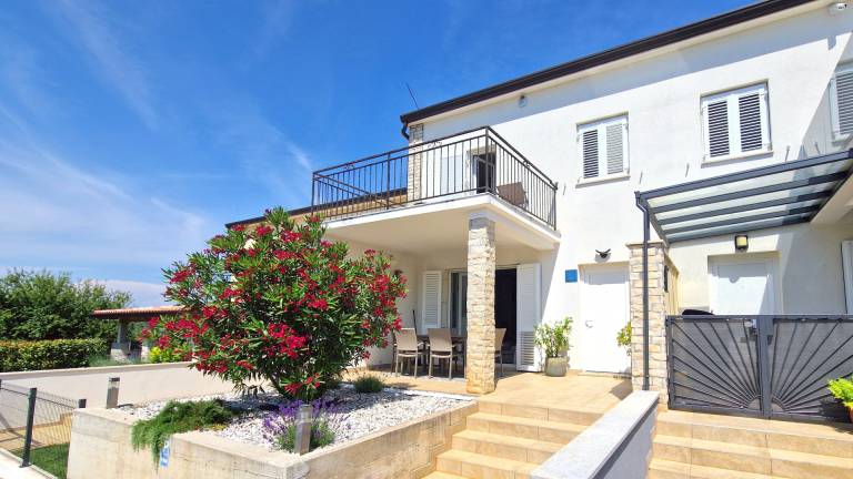 Villa with grill, yard & hot tub in Novigrad
