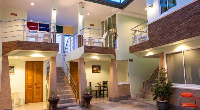 Pleasant serviced apartment with yard & patio | Pets allowed — photo 3