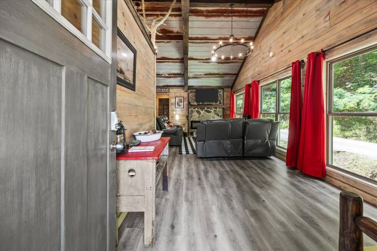 Family-friendly cabin with grill & hot tub | Mountain view | Pets are welcome — photo 4
