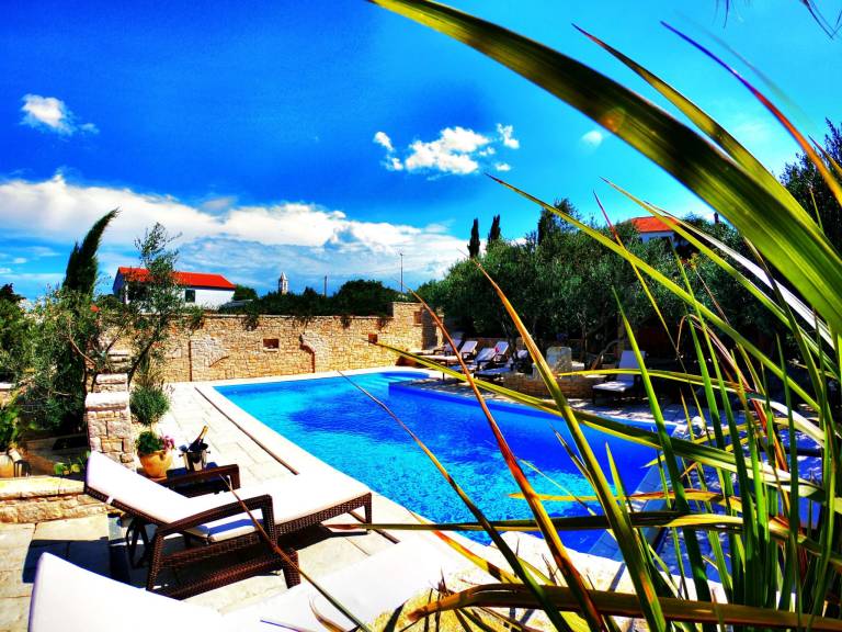 Fully equipped rental apartment with patio, garden & pool | Next to the beach | Pets allowed — photo 3