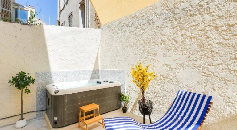 Rental apartment with hot tub & patio | Next to Notre-Dame de la Garde | Pets are welcome — photo 3