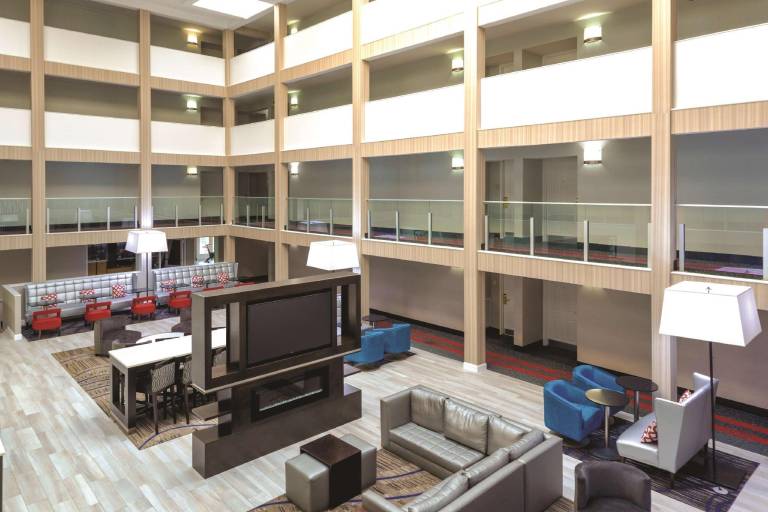 La Quinta Inn & Suites by Wyndham Atlanta Airport South — photo 3