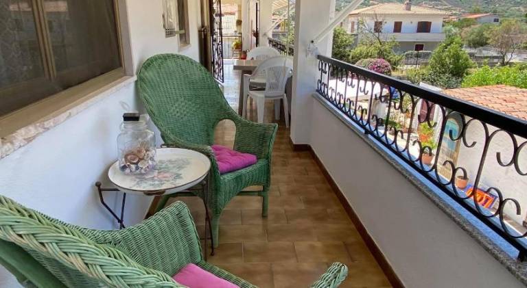 Apartment with yard & terrace — photo 3