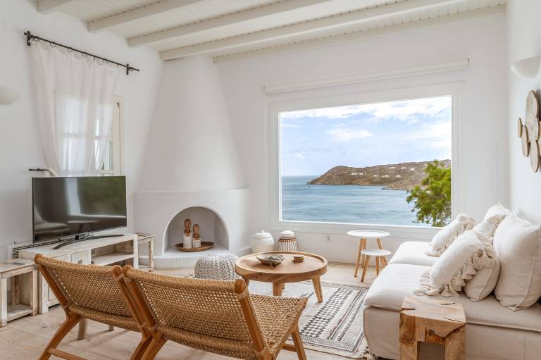 Villa "Calma Beach House" with Private Terrace & Wi-Fi — photo 3