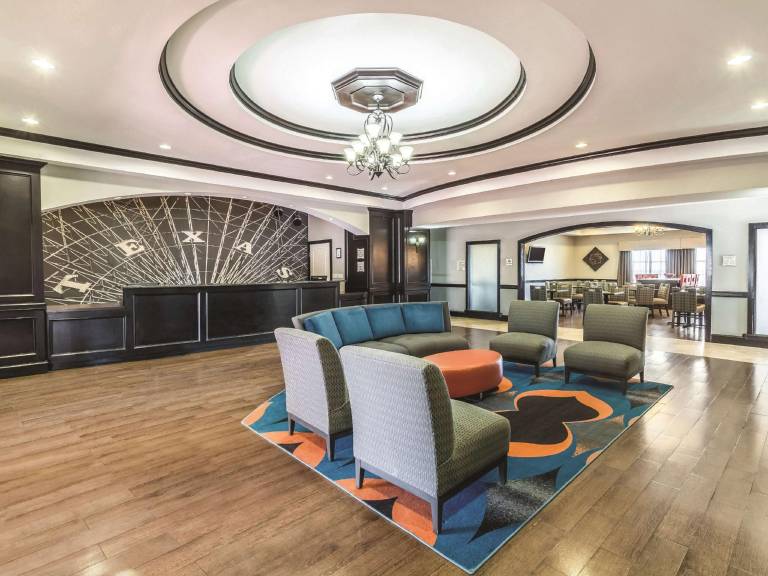 La Quinta Inn & Suites by Wyndham Fort Worth - Lake Worth — photo 2